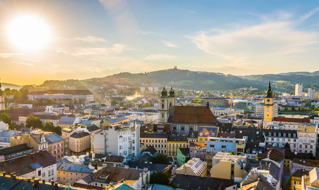 Blick über die Häuser einer österreichischen Kleinstadt