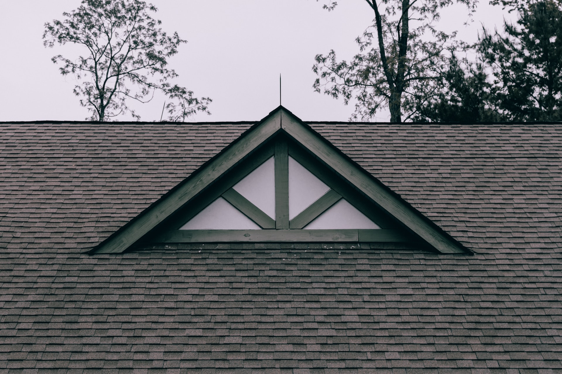 Dach mit Dachfenster-Struktur und Dachziegeln