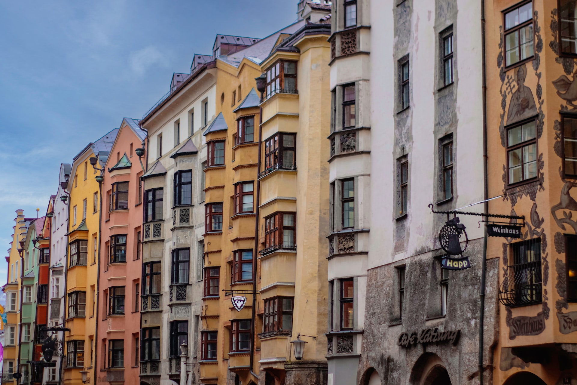 Wohnungen mit bunten Fassaden in Österreich bei Tageslicht