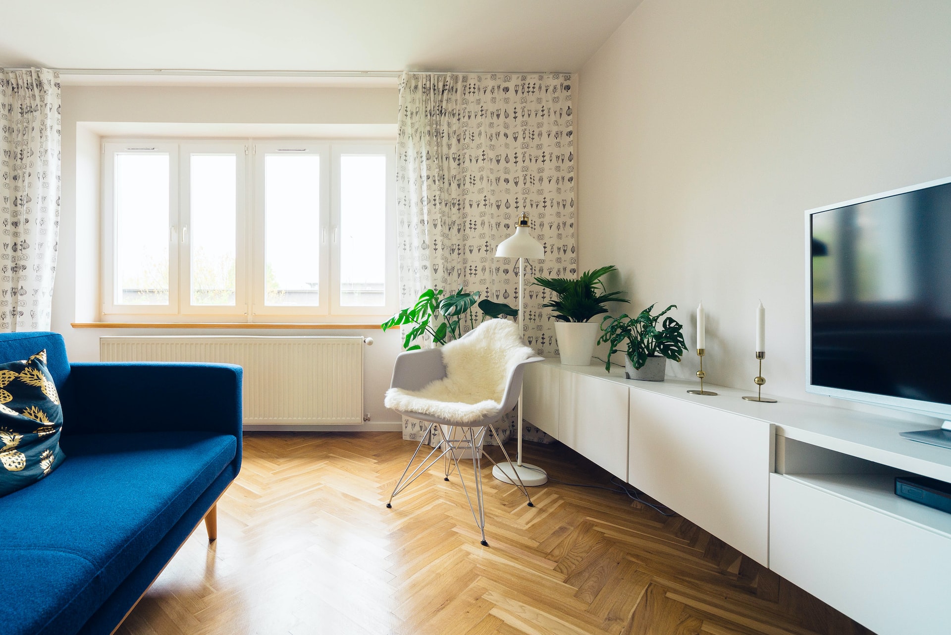 Komfortables, modernes Wohnzimmer mit minimalem Interieur
