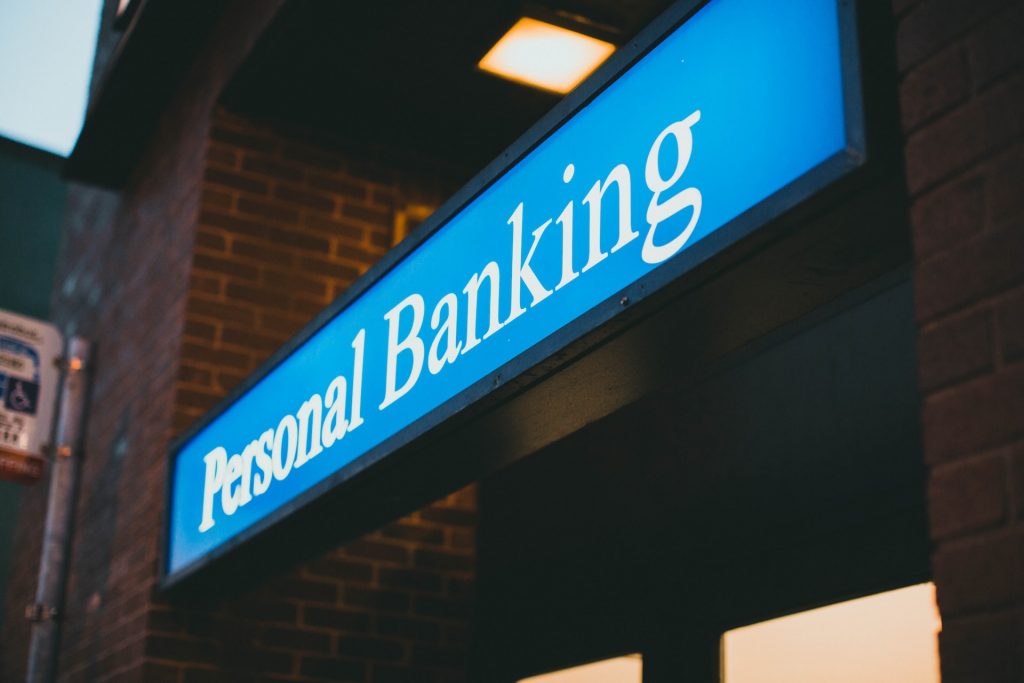 Ein leuchtend blaues Banner über einem Gebäude für Bankdienstleistungen