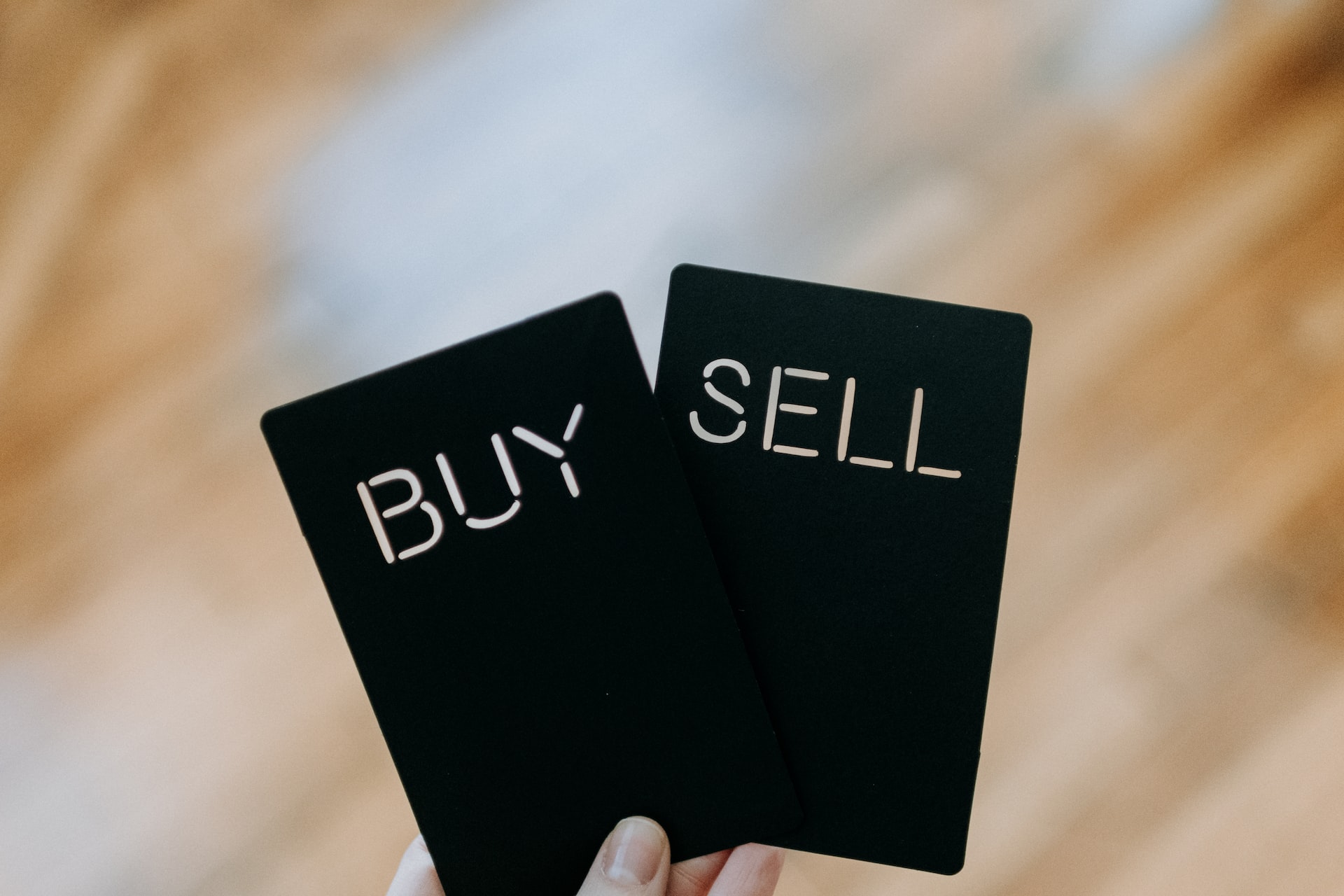 Zwei schwarze Karten mit der Aufschrift ,,Buy” und ,,Sell”