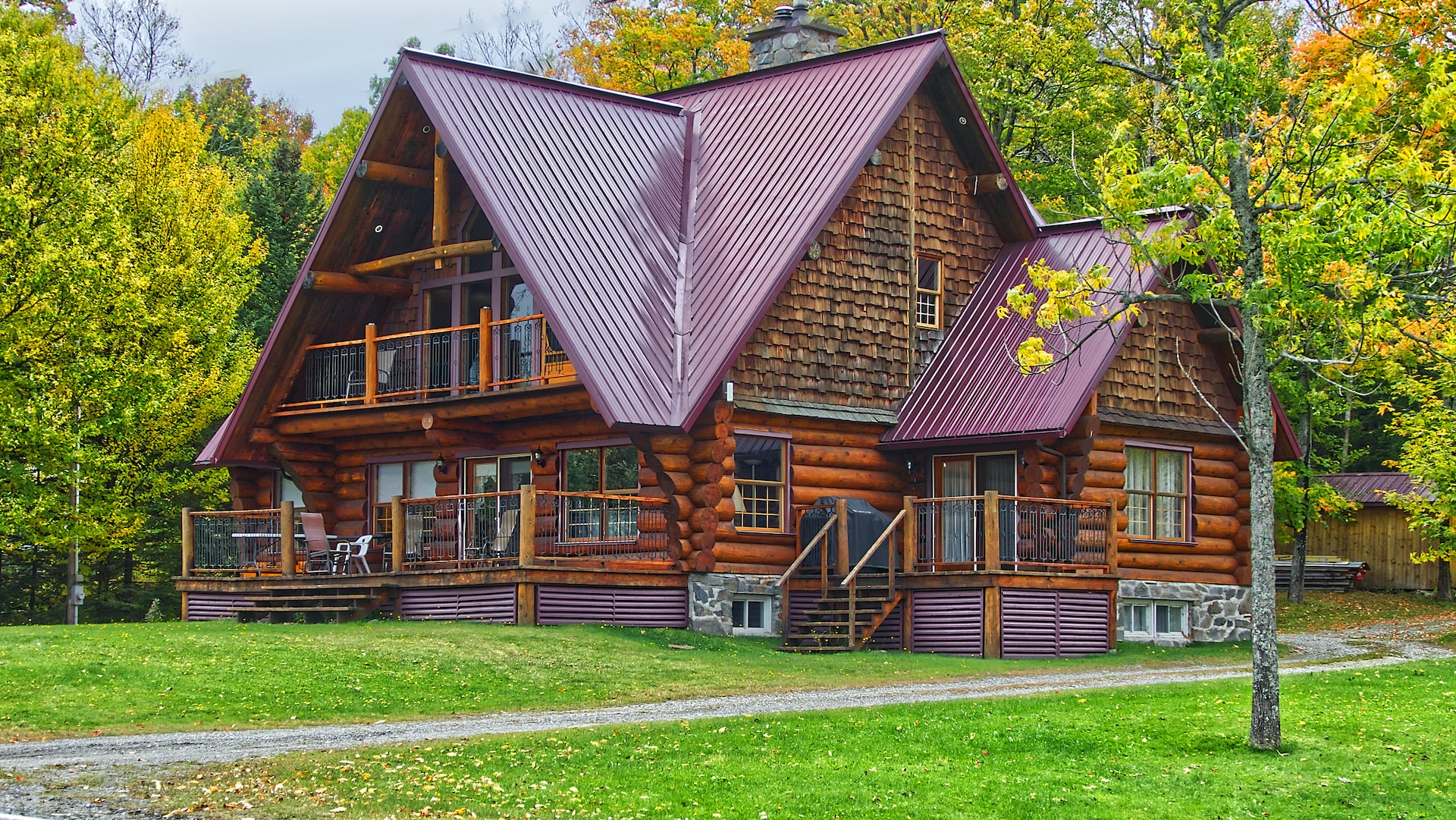 Holzhaus mit Spitzdach im Grünen