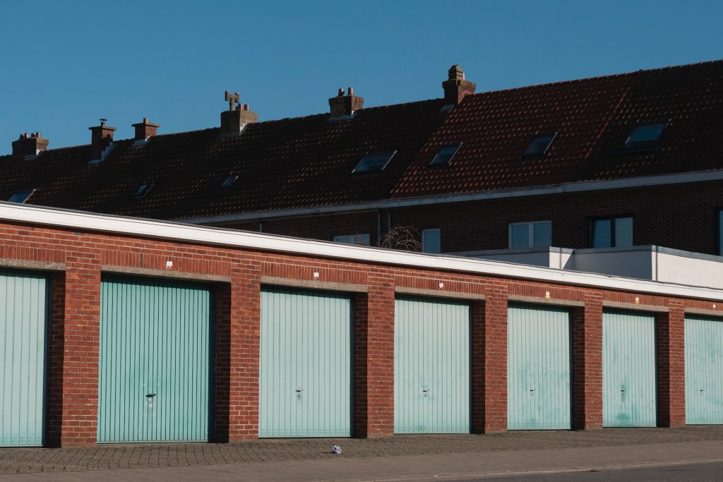 Garagen nebeneinander in einem Gebäude aus Ziegelsteinen