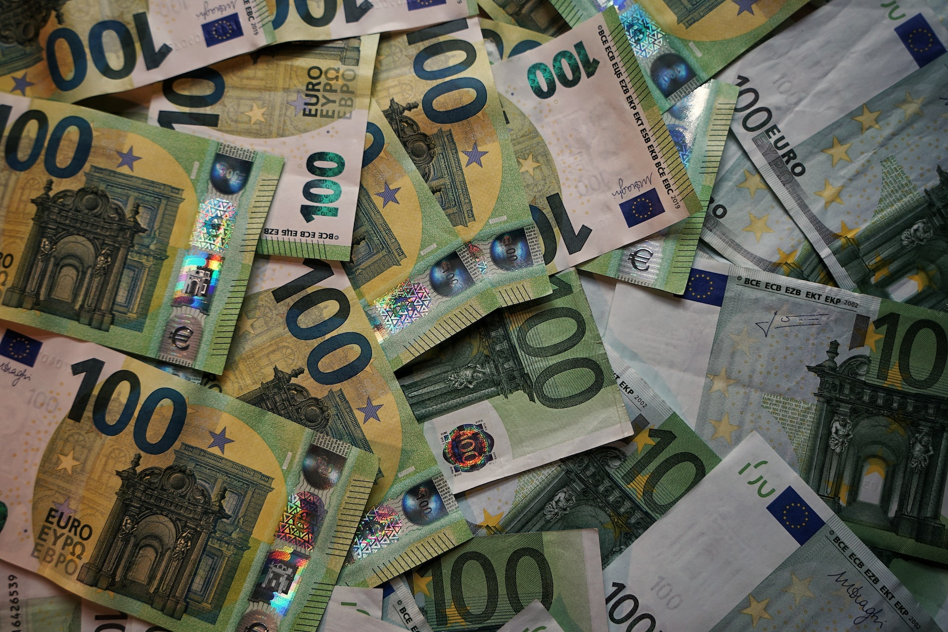 Stapel von 100-Euro-Banknoten