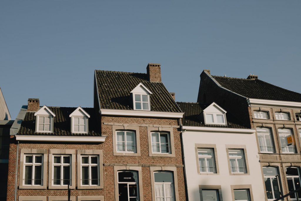 Häuserfassaden mit Spitzdächern nebeneinander