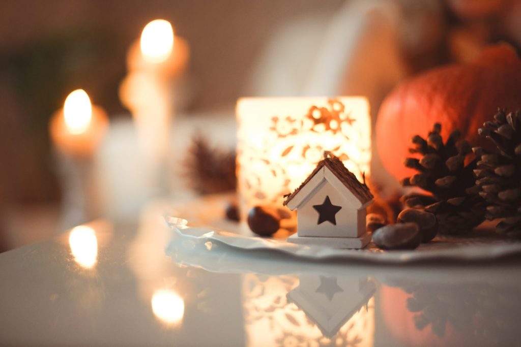 Ein Miniaturhaus mit Kerzen