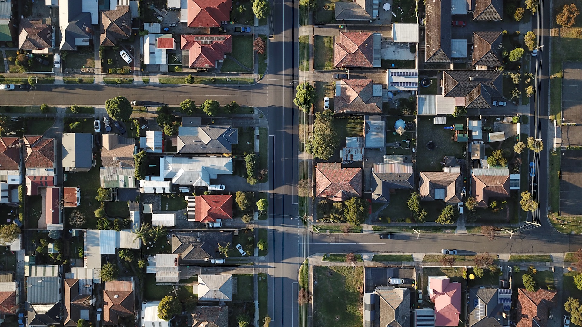 Überblick eines Stadtteils mit Häusern und Straßen von oben