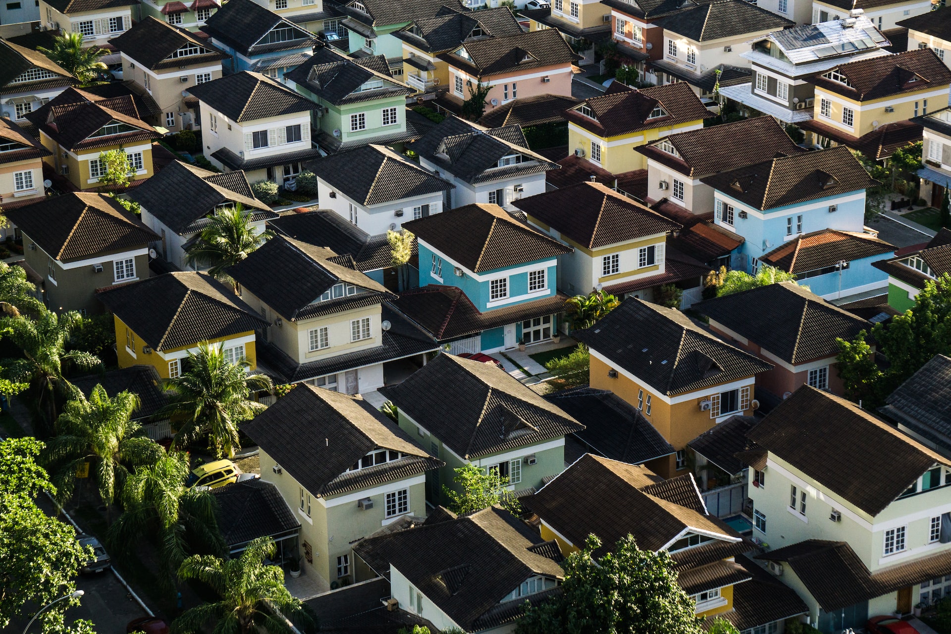Blick aus der Luft auf eine Nachbarschaft von Häusern