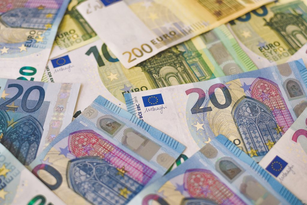 Bunte Euro-Scheine verschiedener Stückelungen auf einer Fläche verstreut