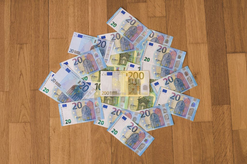 EURO-Scheine auf einem Holzboden