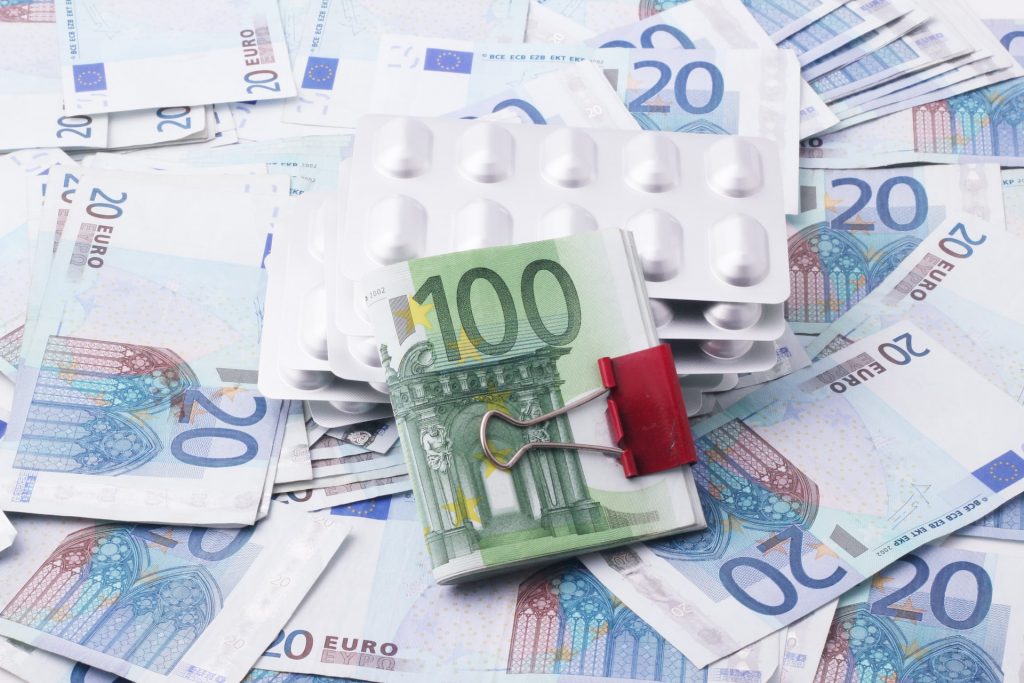 Herumliegende 20-Euro-Scheine und ein mit einer roten Büroklammer verschnürtes 100-Euro-Bündel obendrauf