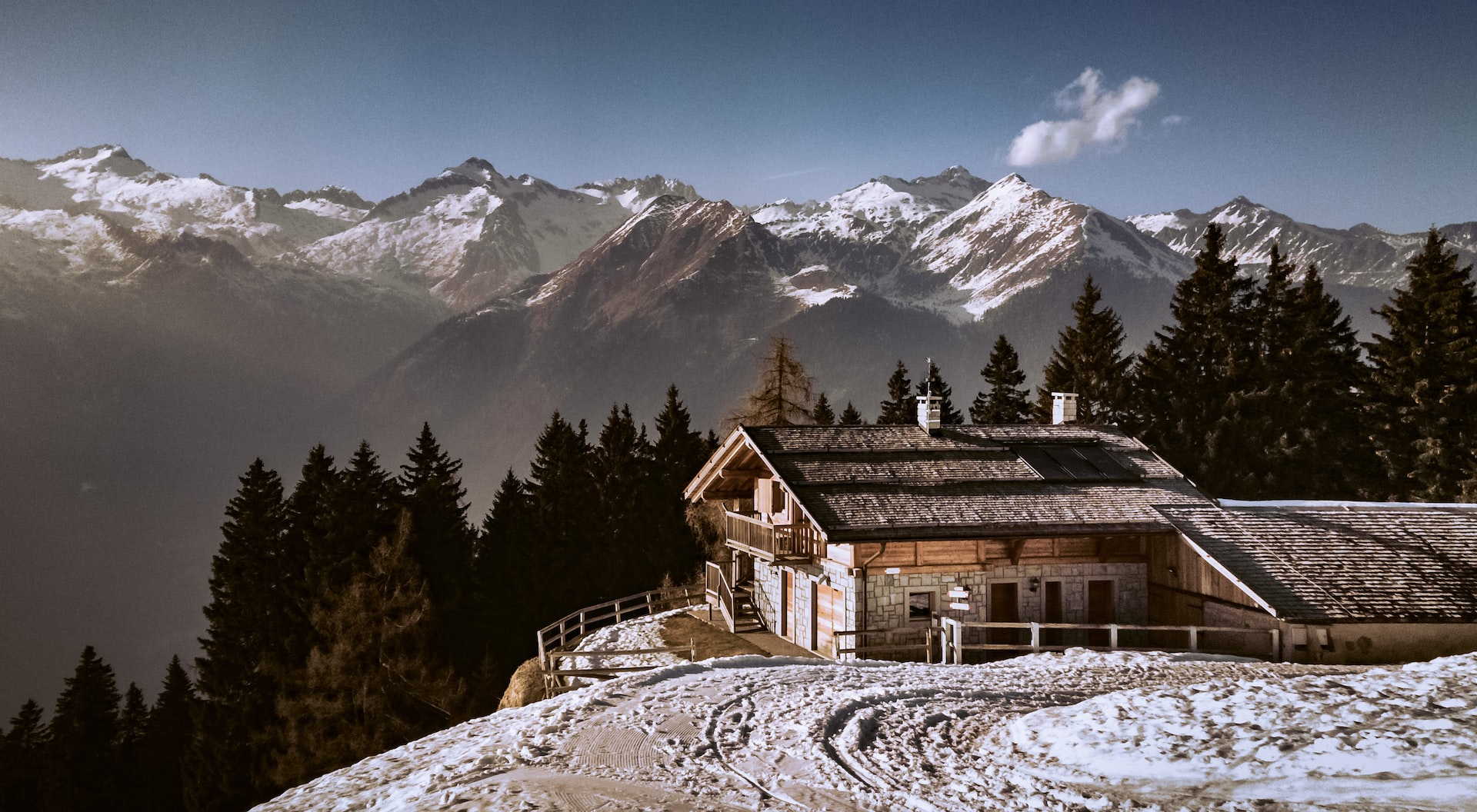 Großes Berghaus im Schnell in Österreich