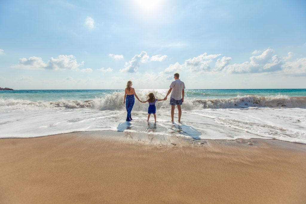 Eltern mit Kind am Strand in Zypern