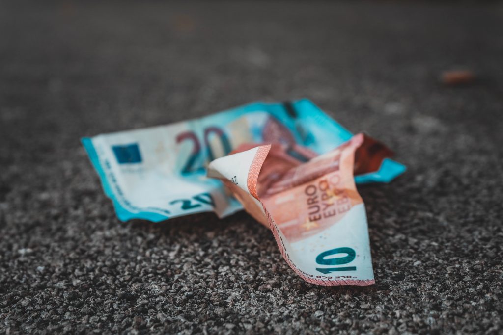 Zwei geknüllte 10- und 20-Euro-Scheine auf der Straße